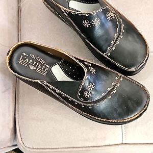 L'ARTISTE Hand Stitched-Handmade Slip-Ons